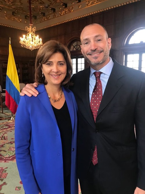 PharmaCielo Canadian CEO Anthony Wile receives Colombian Citizenship from Foreign Minister María Ángela Holguin. (CNW Group/PharmaCielo)