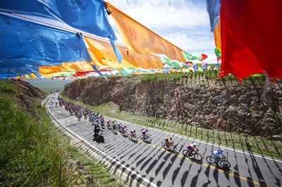 Cyclists compete in the desert area during the Tour of Qinghai Lake (Xinhuanet Photo)