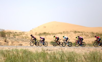 Cyclists compete in the desert area during the Tour of Qinghai Lake (Xinhuanet Photo)