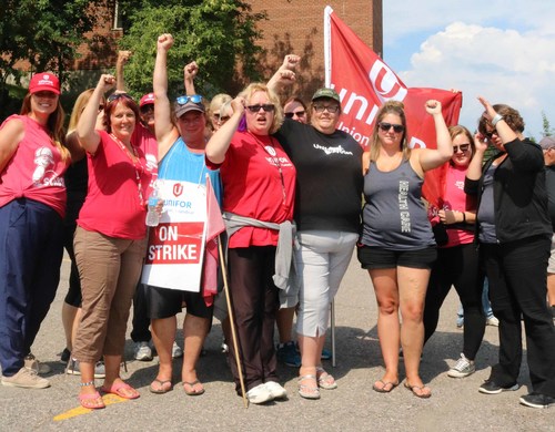 Members of local 229 continued to rally outside the Port Arthur Centre on Thursday. (CNW Group/Unifor)