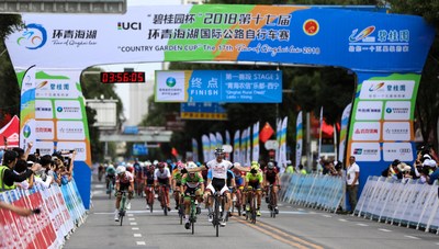 Media and public are watching cyclists competiting in the Tour of Qinghai Lake (Xinhuanet Photo)