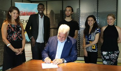 Le Premier ministre Couillard a sign la Dclaration sous le fier regard des jeunes (Groupe CNW/Regroupement des organismes communautaires autonomes jeunesse du Qubec)