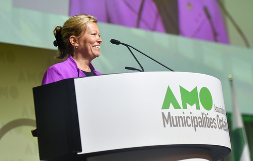 AMO President Lynn Dollin addresses delegates at the 2017 Conference (CNW Group/Association of Municipalities of Ontario)