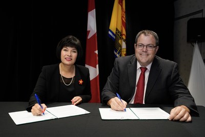 The Honourable Ginette Petitpas Taylor, Minister of Health, and the Honourable Benoit Bourque, Minister of Health for New Brunswick, signed a bilateral agreement under the Government of Canada’s new Emergency Treatment Fund. (CNW Group/Health Canada)