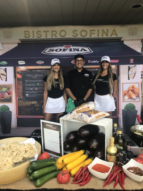 Chef Jonathan Preskow prepared delicious creations using Sofina Foods' products. (CNW Group/Sofina Foods Inc.)