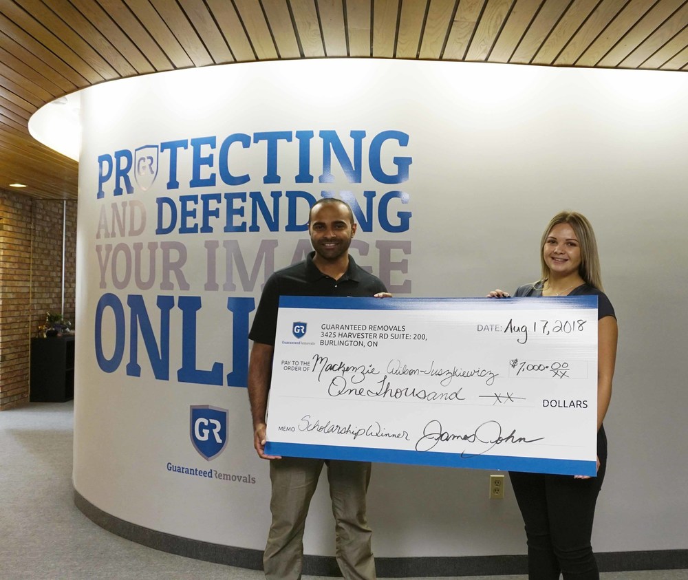 Guaranteed Removals founder, James John presents Mackenzie Wilson-Juszkiewicz with a scholarship cheque for $1,000.00 (CNW Group/Guaranteed Removals)