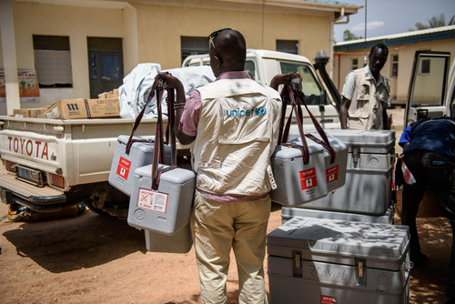 UNICEF health worker carries cool-boxes containing vaccines to a pick-up truck outside the hospital, ahead of a rural vaccination drive in Koch county, in Bentiu, South Sudan, Friday 5 May 2017. © UNICEF/UN0219198/ (CNW Group/UNICEF Canada)