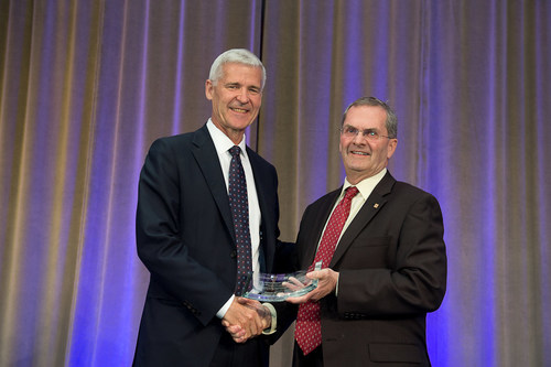 CRA Commissioner Bob Hamilton (L) accepts the Canadian Payroll Association’s Partner Award from retiring CPA President Patrick Culhane (R). (CNW Group/Canadian Payroll Association)