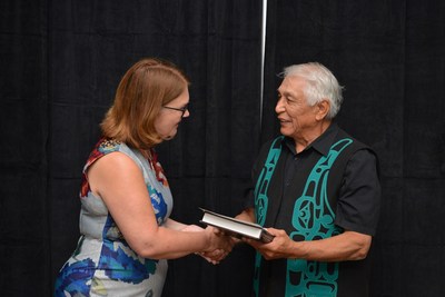 Minister Philpott with Huu-ay-aht’s Chief Councillor Robert J. Dennis Sr. (CNW Group/Indigenous Services Canada)