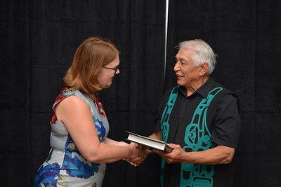 La ministre Philpott en compagnie de Robert J. Dennis Senior, conseiller en chef des Huu-ay-aht (Groupe CNW/Services aux Autochtones Canada)