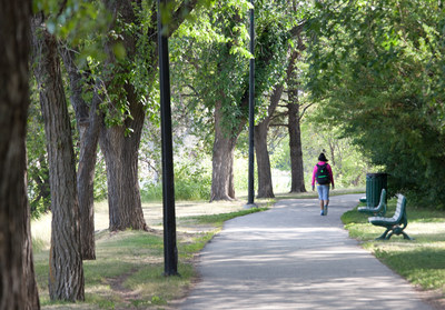 Une promenade sur le long du sentier Meewasin au centre-ville de Saskatoon (Groupe CNW/Société géographique royale du Canada)