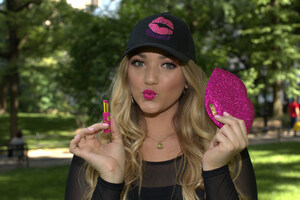 How tarte cosmetics is standing up to cyberbullying with kiss emojis... #kissandmakeup
