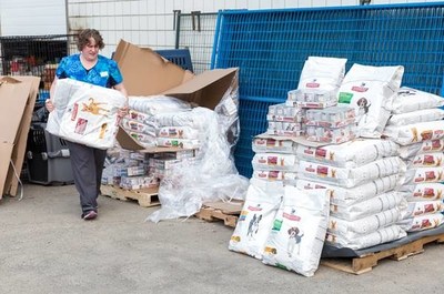 As wildfires wreak havoc across British Columbia forcing people to flee their homes with pets in tow, Hill’s Pet Nutrition Canada has come to the rescue with a 3,000 pound donation of food to help the BC SPCA’s emergency evacuation shelter in Prince George, BC feed hungry pets from surrounding communities. Photo credit: Canadian Press. (CNW Group/Hill’s Pet Nutrition Canada)