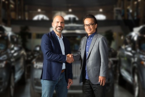 Dara Khosrowshahi, Uber’s CEO, and Shigeki Tomoyama, executive vice president, TMC, and president, Toyota Connected Company shake hands on the agreement to collaborate with the aim of advancing and bringing to market autonomous ride-sharing as a mobility service at scale. (Photo by Rikki Ward Photography)