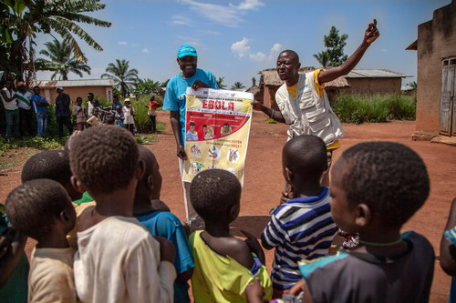 On 13 August 2018, UNICEF Communications for Development Officers talk to children about the importance of Ebola prevention near Mangina, North Kivu, the Democratic Republic of the Congo (DRC). © UNICEF/UN0229509/Naftalin (CNW Group/UNICEF Canada)