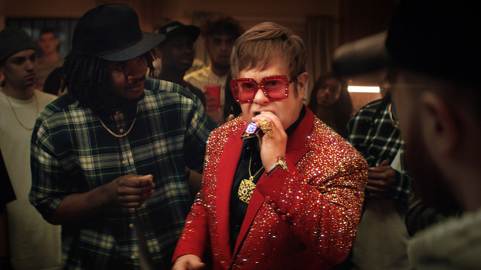 Elton John Als Rapper Neuer Snickers Werbespot Liefert Den Beweis