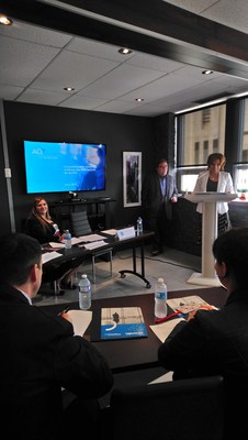 De gauche à droite : France Lavoie, VP de Devicom, Jean-Luc Doumont, . Au micro : Nicole Martel, PDG de l’AQT (Groupe CNW/Association québécoise des technologies (AQT))