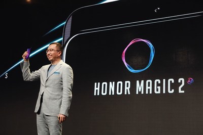 M. George Zhao, président de Honor, tenant le Honor Magic 2 lors de l’événement Honor Play à Berlin (PRNewsfoto/Honor)