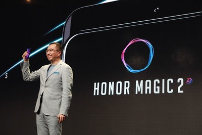 George Zhao, presidente da Honor, segurando um Honor Magic 2, no evento Honor Play, em Berlim (PRNewsfoto/Honor)