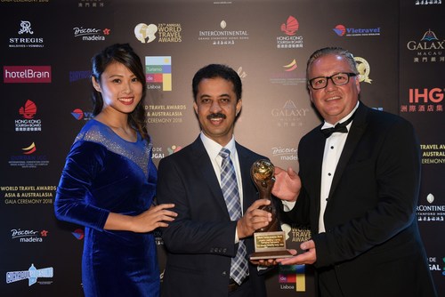 Rajnish Sabharwal, COO, The Ultimate Travelling Camp, receiving the award for winning the category of Asia’s Leading Luxury Camping Company from Chris Frost, Vice President, World Travel Award. (PRNewsfoto/The Ultimate Travelling Camp)