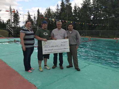 Anaconda Mining 2018 Baie Verte Swimming Lessons Donation. Operations Manager Tony Chislett presents $10,000 on behalf of Anaconda to sponsor free swimming lessons for youth at the Baie Verte regional pool. Left to right in the photo are Laura Bailey, Aquatic Director, Baie Verte Peninsula Recreation Commission, Shawn Russell, Councillor, Town of Baie Verte, Anthony Chislett, Operations Manager, Anaconda Mining Inc and Brian Peach, Chief Administrative Officer, Town of Baie Verte (CNW Group/Anaconda Mining Inc.)