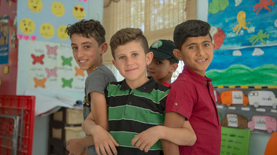Un groupe d'amis se tient debout, dans un centre Makani, soutenu par l'UNICEF,  Irbid, en Jordanie.  UNICEF/UN0218794/Shennawi (Groupe CNW/UNICEF Canada)
