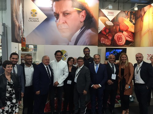 Chefs Francesco Mazzei and Antonio Callipari with the delegates of Regione Calabria and Calabrian companies at the Specialty & Fine Food Fair 2018 (PRNewsfoto/Regione Calabria)