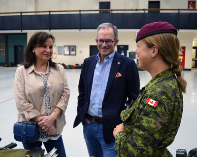 Les philanthropes canadiens Rick et Lillian Ekstein ont rencontr le personnel des Forces armes canadiennes,  Toronto, afin de rendre hommage aux familles des militaires par l'entremise du lancement de la fondation Debout  l'unisson (Groupe CNW/La fondation Debout  l'unisson)
