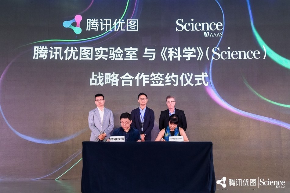 Front row from left to right: Jiaya Jia, Distinguished Scientist and General Manager of YouTu Lab, Tencent; Chu Xiaoying, Director of Business Development and Academic Publishing Relations, Asia；
Second row: Dowson Tong, Executive Vice President, Tencent (middle);  Zhu Liang, Vice President, Tencent (left); Bill Moran, Publisher, Science Family of Journals, Science /AAAS (right)