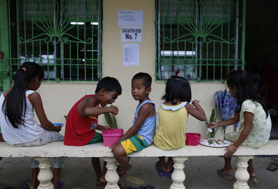 Super typhon Mangkhut/Ompong : des enfants mangent, dans un centre d'vacuation de la province Ilocos Norte, aux Philippines. UNICEF Philippines/2018/Jeoffrey Maitem (Groupe CNW/UNICEF Canada)