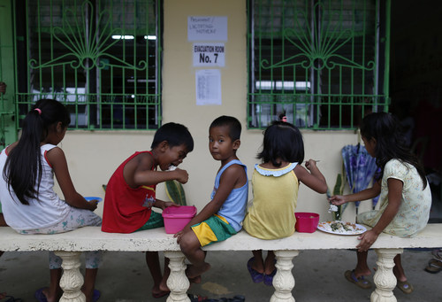 Super typhon Mangkhut/Ompong : des enfants mangent, dans un centre d'évacuation de la province Ilocos Norte, aux Philippines. ©UNICEF Philippines/2018/Jeoffrey Maitem (Groupe CNW/UNICEF Canada)