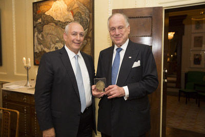 Peres Center在私人晚宴上授予罗纳德-劳德先生和平与创新奖