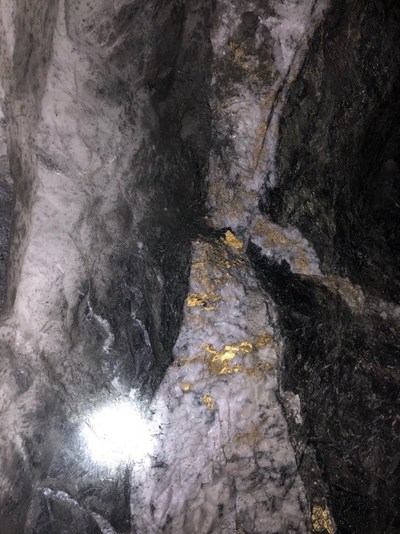 Figure 1: Portion of left face of the Fathers Day Vein discovery at the Beta Hunt Mine showing a quartz vein with significant visible coarse gold (CNW Group/RNC Minerals)
