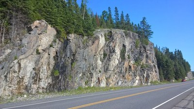 Figure 1 – Photo of the road embankment from similar rocks in the area; here a vertical slope with a height of over 15 metres. (CNW Group/Rock Tech Lithium Inc.)