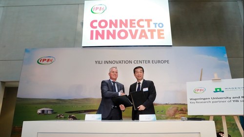Qlip CEO Jan Bobbink (left) and Yili Executive President Zhang Jianqiu (right)