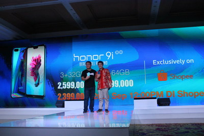 James Yang President of Honor Indonesia (on the left) and Chris Feng Global CEO of Shopee Group (on the right) announcing the price of Honor 9i in Indonesia