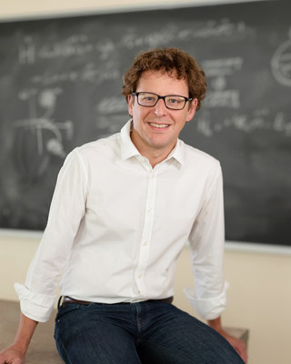 The Rutherford Memorial Medal in Physics for the professor Alexandre Blais, of the Université de Sherbrooke.
Photo : Michel Caron – UdeS (CNW Group/Université de Sherbrooke)
