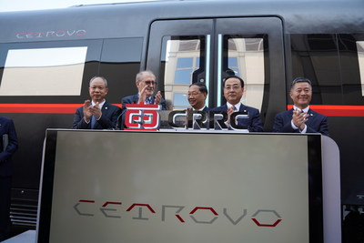 Mingde Shi, l’ambassadeur chinois en Allemagne, Yongcai Sun, le président de CRRC, Jun Wang, le vice-président de CRRC, le professeur Werner Hufenbach, et Ma Yunshuang, le directeur général de CRRC Sifang, assistent au lancement du CETROVO. (PRNewsfoto/CRRC)
