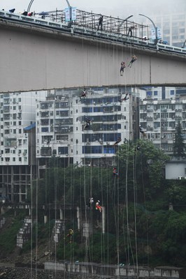 Players are competing in a bridge descent contest on September 18. (PRNewsfoto/Wulong Publicity Dept.)