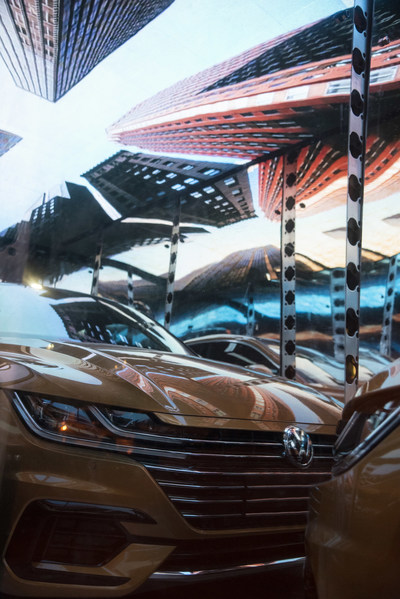 The Volkswagen Arteon as seen in the #LifeinSmartLuxury outdoor exhibit at the Museum of Contemporary Art Toronto on display until October 21, 2018 (CNW Group/Volkswagen Canada Inc.)