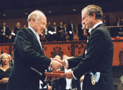 Dr. Michael Smith - 1993 Nobel Laureate (CNW Group/Genome British Columbia)