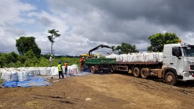The Lola Project Team putting the 200 tonnes of mineralized material on the truck towards the Conakry port. (CNW Group/SRG Graphite)