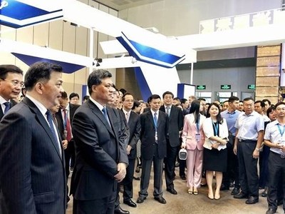 Ma Xingrui, Deputy Secretary of Guangdong Provincial Committee and Governor of Guangdong Province, Shen Haixiong, Vice Minister of the Publicity Department of the Communist Party of China and President of the China Media Group, and Guo Yonghang, Secretary of Zhuhai Municipal Committee visit Ping An’s booth.