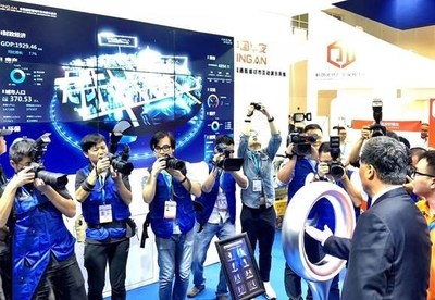 Ma Xingrui, Deputy Secretary of Guangdong Provincial Committee and Governor of Guangdong Province experiences Ping An’s Panoramic Smart City Interactive System.