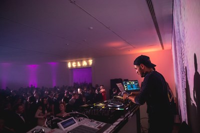 Le DJ Thomas H a fait danser la foule. Photo : Max Messier (Groupe CNW/Musée d'art contemporain de Montréal)