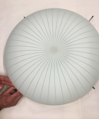 Dismantle safely like this: Remove the lamp shade while you continue to hold the movable arm pulled out. (CNW Group/IKEA Canada)