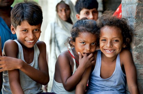 Des enfants dans une clinique de santé, dans le village de Bhagwanpuri Raiti en Inde, reçoivent des traitements à base de zinc et de sels de réhydratation orale (SRO), afin de combattre les décès infantiles attribuables à la diarrhée. (Groupe CNW/UNICEF Canada)