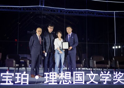 Blancpain's culture ambassador LEUNG Mantao, judge XU Zidong, and Blancpain China brand manager Jack LIAO present the award to young and upcoming writer Wang Zhanhei
