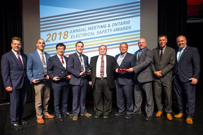 The 2018 Ontario Electrical Safety Awards celebrated safety leaders with a strong commitment to electrical safety in Ontario. Award winners are pictured above with the Honourable Todd Smith, Minister, Government and Consumer Services and Government House Leader (far, right) Brian Bentz, Board Chair (far, left) and the Electrical Safety Authority’s Scott Saint, Chief Public Safety Officer (second in, far right). (CNW Group/Electrical Safety Authority)