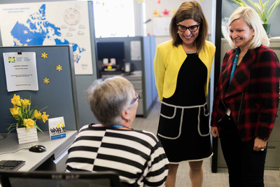 Today, The Honorable Filomena Tassi (centre), Minister of Seniors, tours the Canadian Cancer Society’s Hamilton-based Cancer Information Service with the charity’s President and CEO, Lynne Hudson (right) and Cancer Information Specialist, Susan Macpherson (left). Cancer disproportionately affects those who are 50-plus. Every year, the service answers roughly 50,000 cancer-related questions from across the country. (CNW Group/Canadian Cancer Society (National Office))